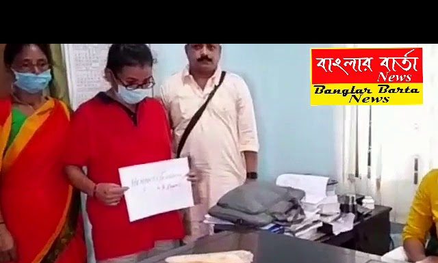 গোপন সূত্রের খবরের ভিত্তিতে শালুগাড়া রেঞ্জের রেঞ্জার সঞ্জয় দত্তের নেতৃত্বে হাতির দাঁত সমেত এক মহিলা গ্রেফতার।