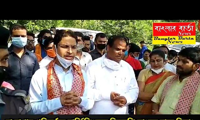 চা বাগান পরিদর্শনে দার্জিলিংয়ের বিজেপি সাংসদ রাজু বিস্তা।