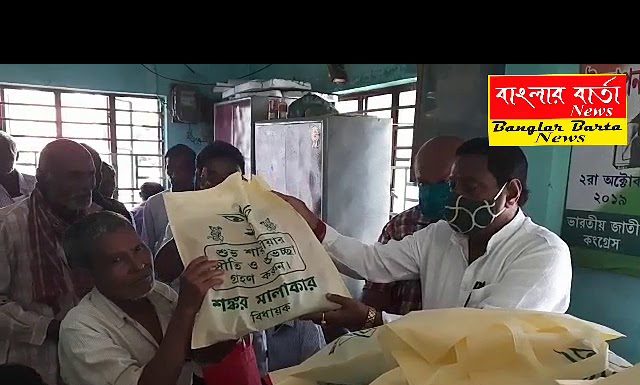 দুস্থ অসহায় মানুষদের মধ্যে নতুন পোশাক উপহার স্বরূপ তুলে দেওয়ার উদ্যোগ বিধায়ক শংকর মালাকারের।