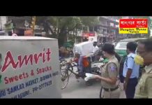 শিলিগুড়ি মেট্রোপলিটন পুলিশের পক্ষ থেকে পথচলতি মাক্স বিহীন ব্যক্তিদের হাতে মাক্স তুলে দেওয়া হয়।