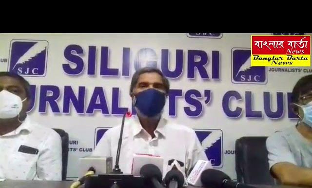 আদালতের রায় ও রাজ্য সরকারের বিধি-নিষেধ অনেক পূজামণ্ডপ মানছেন না অভিযোগ শিলিগুড়ি ফাইট করোনা।