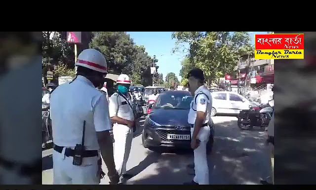 বেআইনি পার্কিংয়ের বিরুদ্ধে শিলিগুড়ি ভক্তিনগর ট্রাফিক দপ্তরের অভিযান।