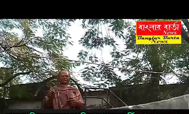 কাক পাখির মলত্যাগে ঈশ্বরচন্দ্র বিদ্যাসাগরের মূর্তি নোংরা অবস্থায় অবহেলায়।