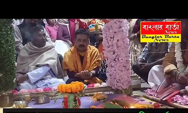 শালুগাড়া রেঞ্জের রেঞ্জার সঞ্জয় দত্ত দুস্থ পিতৃহীন মেয়ের বিয়েতে সাহায্যের হাত বাড়িয়ে দিলেন।