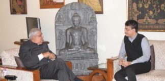 রাজভবনে মহারাজ সাক্ষাৎ করলেন রাজ্যপালের সঙ্গে।