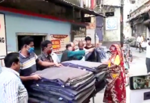 শিলিগুড়ি 6 নম্বর ওয়ার্ডের দুস্থ পরিবারদের হাতে কম্বল তুলে দিলেন অশোক ভট্টাচার্য।