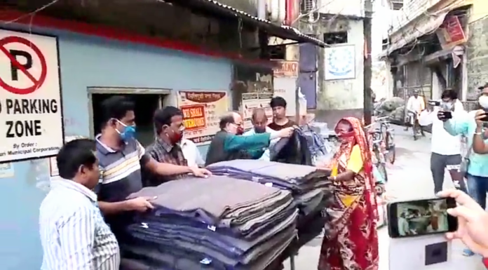 শিলিগুড়ি 6 নম্বর ওয়ার্ডের দুস্থ পরিবারদের হাতে কম্বল তুলে দিলেন অশোক ভট্টাচার্য।