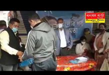 রাজ্যের পর্যটন মন্ত্রী গৌতম দেব আজ শিলিগুড়ি হায়দার পাড়ায় রাজ্য সরকারের বিভিন্ন কাজের খতিয়ানের পুস্তিকা মানুষের হাতে তুলে দেন।