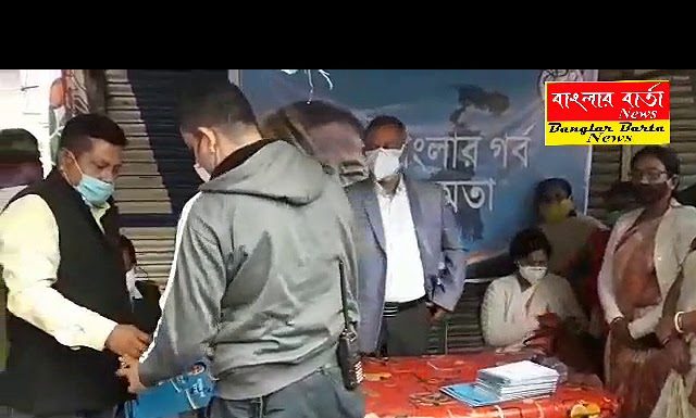 রাজ্যের পর্যটন মন্ত্রী গৌতম দেব আজ শিলিগুড়ি হায়দার পাড়ায় রাজ্য সরকারের বিভিন্ন কাজের খতিয়ানের পুস্তিকা মানুষের হাতে তুলে দেন।