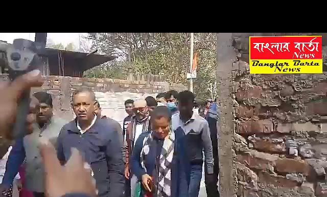 হাতির আক্রমণে মৃত পরিবারের বাড়িতে গেলেন পর্যটন মন্ত্রী গৌতম দেব।