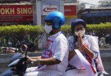 পেট্রোল,ডিজেল এবং রান্নার গ্যাসের মূল্যবৃদ্ধির প্রতিবাদে আজ, বৃহস্পতিবার গাড়ি ছেড়ে ইলেকট্রিক স্কুটিতে নবান্ন গেলেন মাননীয় মুখ্যমন্ত্রী মমতা বন্দ্যোপাধ্যায়, তাঁকে স্কুটি চালিয়ে নবান্নে নিয়ে যান রাজ্যের মন্ত্রী ফিরহাদ হাকিম।