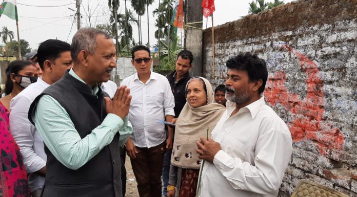 রাস্তায় মানুষের সাথে আলাপচারিতায় আজ শিলিগুড়ির ৪২ নং ওয়ার্ডের বিভিন্ন এলাকায় গৌতম দেব।