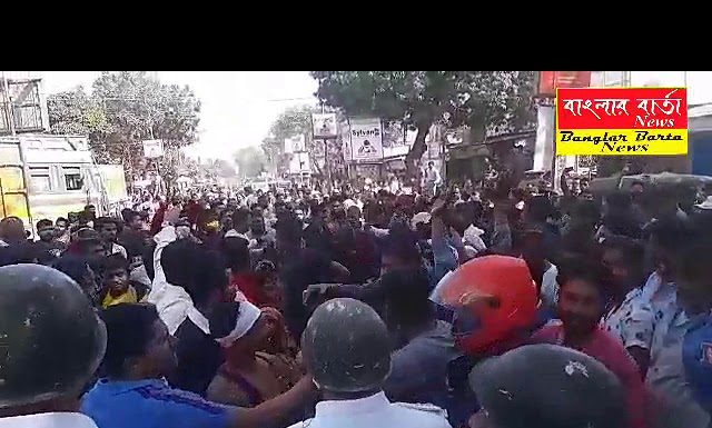 শ্রমিক বিক্ষোভ কে কেন্দ্র করে শিলিগুড়িতে রণক্ষেত্র চেহারা।