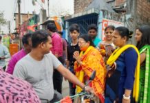 ডাব-গ্রাম ফুল বাড়ি কেন্দ্রের বিজেপি প্রার্থী শিখা চ্যাটার্জী ভোট প্রচারে।