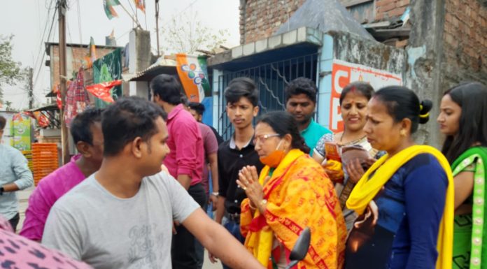 ডাব-গ্রাম ফুল বাড়ি কেন্দ্রের বিজেপি প্রার্থী শিখা চ্যাটার্জী ভোট প্রচারে।