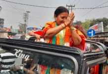 ১৯ ডাবগ্রাম-ফুলবাড়ি বিধানসভার বিজেপি প্রার্থী শিখা চ্যাটার্জী নমিনেশন জমা দেওয়ার জন্য জলপাইগুড়ির উদ্দেশ্যে রওনা দিলেন।