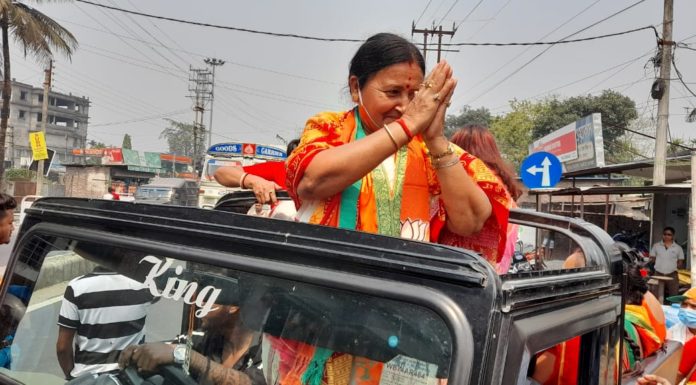 ১৯ ডাবগ্রাম-ফুলবাড়ি বিধানসভার বিজেপি প্রার্থী শিখা চ্যাটার্জী নমিনেশন জমা দেওয়ার জন্য জলপাইগুড়ির উদ্দেশ্যে রওনা দিলেন।