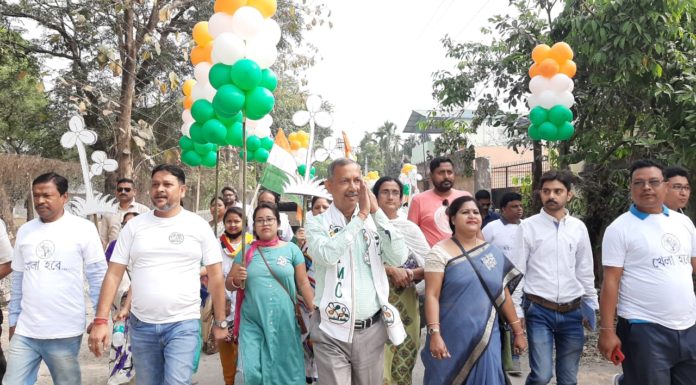 ডাব-গ্রাম ফুলবাড়ী বিধানসভা কেন্দ্রের তৃণমূল কংগ্রেস প্রার্থী গৌতম দেব নির্বাচনী প্রচারে।