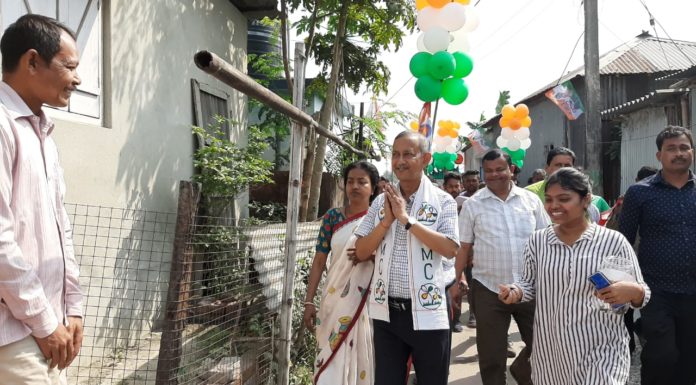 ডাব গ্রাম ফুলবাড়ী বিধানসভা কেন্দ্রের তৃণমূল কংগ্রেস প্রার্থী গৌতম দেব ভোট প্রচারে।