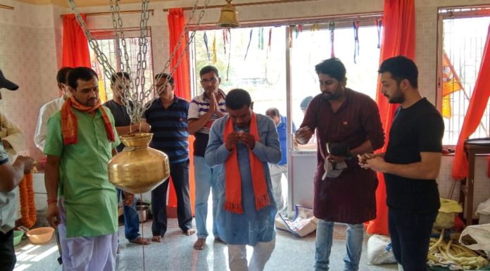 মাটিগাড়া নকশালবাড়ি বিধানসভা কেন্দ্রের বিজেপির প্রার্থী আনন্দময় বর্মন ভোট প্রচারে।