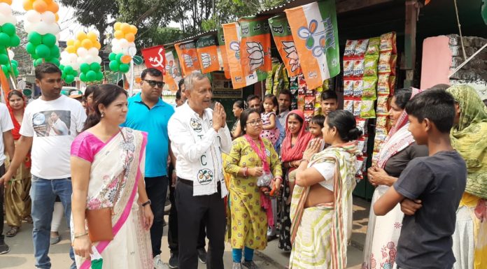 ৭এপ্রিল,শিলিগুড়িঃ বিধানসভা নির্বাচন উপলক্ষ্যে তৃণমূল কংগ্রেসের সমর্থনে ১৯/ডাবগ্রাম ফুলবাড়ি বিধানসভা কেন্দ্রের ৪৩ নং ওয়ার্ডের (শিলিগুড়ি সংযোজিত এলাকা) বিভিন্ন এলাকার নির্বাচনী প্রচারে গৌতম দেব।