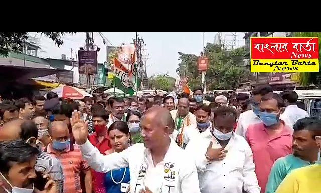 শিলিগুড়ি বিধানসভা কেন্দ্রের তৃণমূল কংগ্রেস প্রার্থী ওম প্রকাশ মিশ্র এবং ডাব গ্রাম ফুলবাড়ী কেন্দ্রের তৃণমূল কংগ্রেস প্রার্থী গৌতম দেব শুক্রবার ভোট প্রচার সারলেন হংকং মার্কেট এবং বিধান মার্কেট এলাকার বিভিন্ন জায়গায়। এদিনের এই ভোট প্রচারে উপস্থিত ছিলেন দার্জিলিং জেলা তৃণমূল কংগ্রেস সভাপতি রঞ্জন সরকার সহ অন্যান্য ব্যক্তীরা।