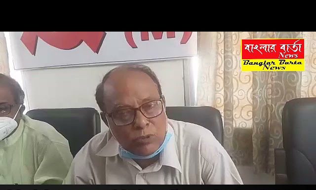 শিলিগুড়ি বিধানসভা কেন্দ্রে সিপিআইএম প্রার্থী অশোক ভট্টাচার্য সাংবাদিক বৈঠকে।