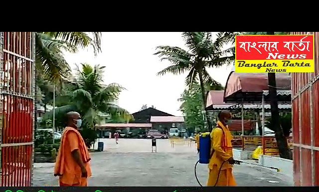 শিলিগুড়ি ইসকন মন্দিরে দর্শনার্থীদের স্বাস্থ্যবিধির কথা মাথায় রেখে করোনা বিধি নিষেধ মেনে চলার সর্তকতা।