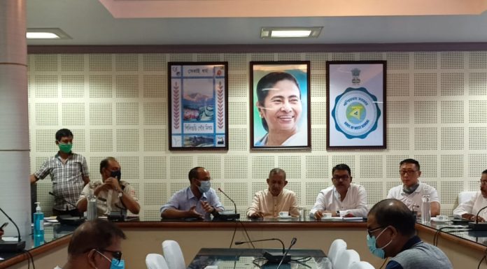 শিলিগুড়ি কর্পোরেশনের প্রশাসক মন্ডলীর চেয়ারম্যান গৌতম দেব কোভিড সংক্রান্ত বিষয় নিয়ে এক জরুরি বৈঠক করলেন।
