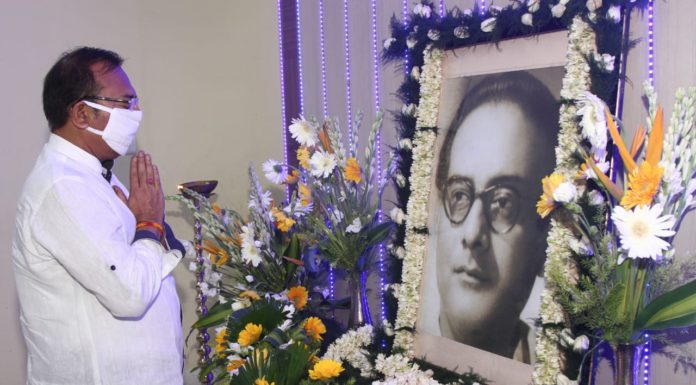 প্রবাদ প্রতিম সঙ্গীত শিল্পী হেমন্ত মুখোপাধ্যায় এর ১০২ তম জন্ম বার্ষিকীতে আজ রাজ্য সরকারের পক্ষ থেকে নবান্নতে শ্রদ্ধা অর্পণ করলেন রাজ্যের মাননীয় মন্ত্রী শ্রী অরূপ বিশ্বাস।