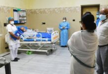 রাজ্যের মুখ্যমন্ত্রী মমতা বন্দ্যোপাধ্যায় SSKM হাসপাতালে কবীর সুমনকে দেখতে গেলেন।