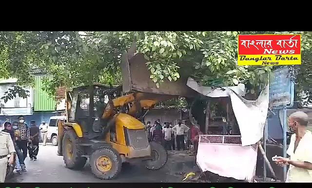 শিলিগুড়ি হকার্স কর্নার এলাকায় অবৈধ দখলদারদের বিরুদ্ধে অভিযান।
