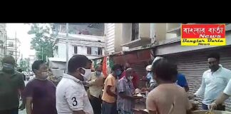 জুয়েল অ্যাথলেটিক্স ক্লাবের পক্ষ থেকে রান্না করা খাবার দুস্থদের হাতে তুলে দেওয়া হয়।