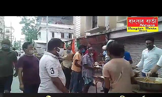 জুয়েল অ্যাথলেটিক্স ক্লাবের পক্ষ থেকে রান্না করা খাবার দুস্থদের হাতে তুলে দেওয়া হয়।