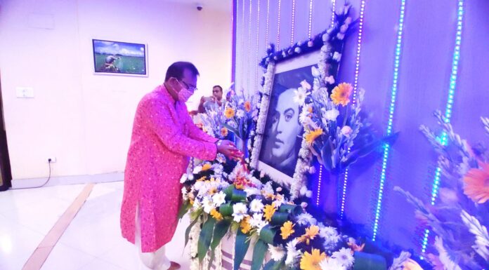 মহানায়ক উত্তম কুমার এর ৪১তম প্রয়াণ দিবসে আজ নবান্নে শ্রদ্ধাজ্ঞাপন করলেন মাননীয় মন্ত্রী শ্রী অরূপ বিশ্বাস।