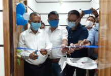 শিলিগুড়ি কর্পোরেশনে অত্যাধুনিক প্রযুক্তি সমৃদ্ধ ভিডিও কনফারেন্স কক্ষের শুভ দ্বারোদ্ঘাটন করলেন, শিলিগুড়ি কর্পোরেশন এর প্রশাসক মন্ডলীর চেয়ারম্যান গৌতম দেব, সঙ্গে ছিলেন প্রশাসক মন্ডলীর অন্যতম সদস্য রঞ্জন সরকার সহ অন্যান্যরা।