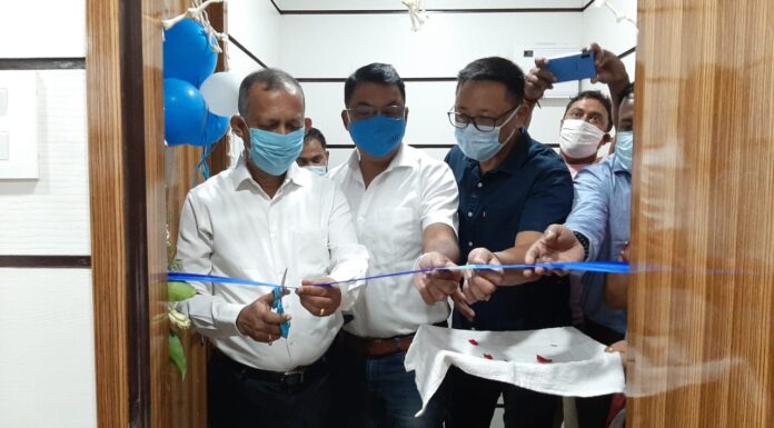 শিলিগুড়ি কর্পোরেশনে অত্যাধুনিক প্রযুক্তি সমৃদ্ধ ভিডিও কনফারেন্স কক্ষের শুভ দ্বারোদ্ঘাটন করলেন, শিলিগুড়ি কর্পোরেশন এর প্রশাসক মন্ডলীর চেয়ারম্যান গৌতম দেব, সঙ্গে ছিলেন প্রশাসক মন্ডলীর অন্যতম সদস্য রঞ্জন সরকার সহ অন্যান্যরা।