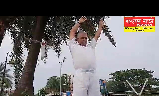 বিজেপি রাজ্য সভাপতি দিলীপ ঘোষ আজ সকালে কলকাতায় ইকো পার্কে প্রাতঃভ্রমণ শরীর চর্চায় ব্যস্ত হলেন। এর পর সাংবাদিকদের মুখোমুখি হয়ে কি জানালেন শুনে নেওয়া যাক।