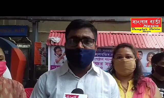 পেট্রোপণ্য ও রান্নার গ্যাসের মূল্য বৃদ্ধির প্রতিবাদে শিলিগুড়ি বক্সী পেট্রোল পাম্পে অবস্থান-বিক্ষোভ