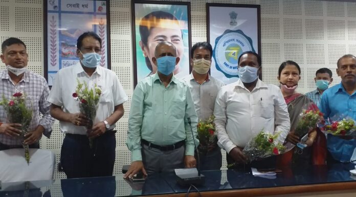 শিলিগুড়ি পুর নিগমের প্রশাসক মন্ডলীর ৬ জন নব নিযুক্ত সদস্য/সদস্যা শ্রীমতি শ্রাবণী দত্ত,শ্রী স্বপন দাস,শ্রী মানিক দে,শ্রী রামভজন মাহাতো, শ্রী কমল আগরওয়াল এবং শ্রী দেবপ্রিয় সেনগুপ্ত আজ আনুষ্ঠানিক ভাবে দায়িত্ব ভার গ্রহণ করলেন। শিলিগুড়ি কর্পোরেশন এর প্রশাসক মন্ডলীর চেয়ারম্যান গৌতম দেব তাদের হাতে পুষ্পস্তবক তুলে দেন।