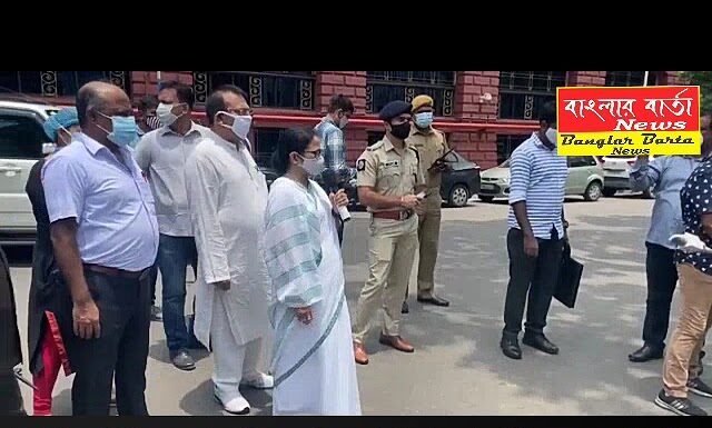 রাজ্যের মুখ্যমন্ত্রী মমতা বন্দ্যোপাধ্যায় আজ এসএসকেএম হাসপাতালে আক্রান্ত তৃণমূল নেতৃত্বদের দেখতে যান। এরপর তিনি সাংবাদিকদের মুখোমুখি হন।