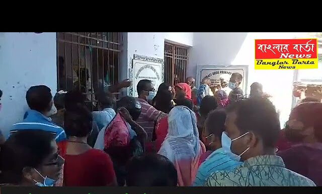 শিলিগুড়ি 40 নম্বর ওয়ার্ডে আশ্রফ নগরে উর্দু প্রাইমারি স্কুলে শুক্রবার বিনামূল্যে ভ্যাকসিন শিবিরের আয়োজন করা হয়।