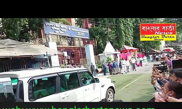 ভবানীপুর উপনির্বাচনে প্রার্থী হিসেবে মমতা বন্দ্যোপাধ্যায় আজ মনোনয়নপত্র জমা দিলেন।