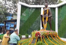 জাতির জনক মহাত্মা গান্ধীর মূর্তিতে ফুল দিয়ে শ্রদ্ধা নিবেদন করলেন গৌতম দেব।