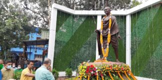 জাতির জনক মহাত্মা গান্ধীর মূর্তিতে ফুল দিয়ে শ্রদ্ধা নিবেদন করলেন গৌতম দেব।