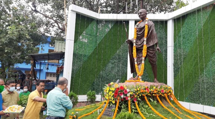 জাতির জনক মহাত্মা গান্ধীর মূর্তিতে ফুল দিয়ে শ্রদ্ধা নিবেদন করলেন গৌতম দেব।