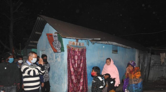 শিলিগুড়ি 33 নম্বর ওয়ার্ডে হরিজন বস্তিতে ভোট প্রচারে গৌতম দেব।