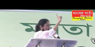 রাজ্যের মুখ্যমন্ত্রী মমতা বন্দ্যোপাধ্যায় দার্জিলিং যাওয়ার আগে শিলিগুড়ি অদূরে গোসাইপুরে।