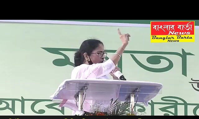 রাজ্যের মুখ্যমন্ত্রী মমতা বন্দ্যোপাধ্যায় দার্জিলিং যাওয়ার আগে শিলিগুড়ি অদূরে গোসাইপুরে।