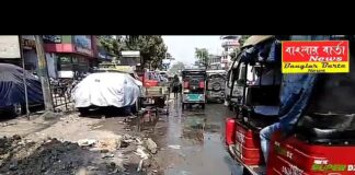 শিলিগুড়ি সেবক রোডে জলের পাইপ লিক হওয়ার কারণে স্থানীয় বাসিন্দাদের ভোগান্তি।